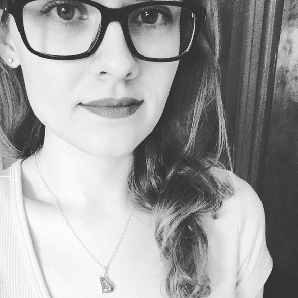 Meet Your Posher, Lacey - Picture 1 of 3